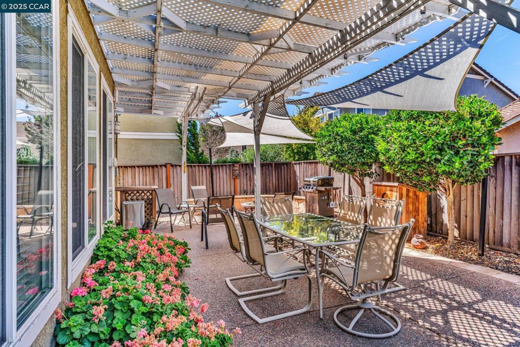 CA CREEKSIDE - Residential