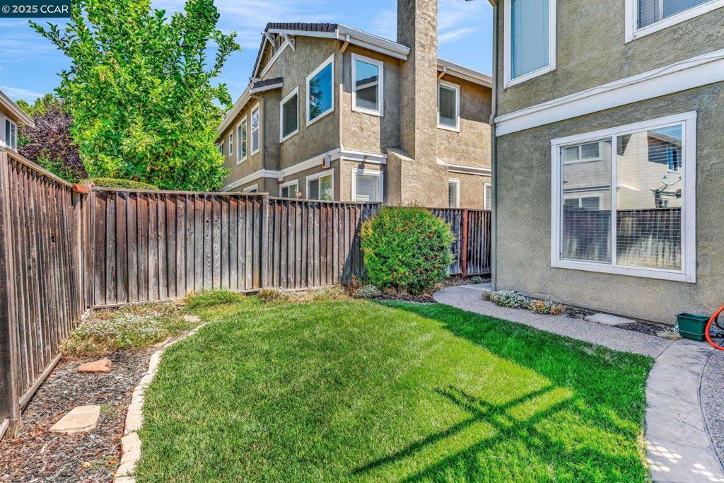 CA CREEKSIDE - Residential