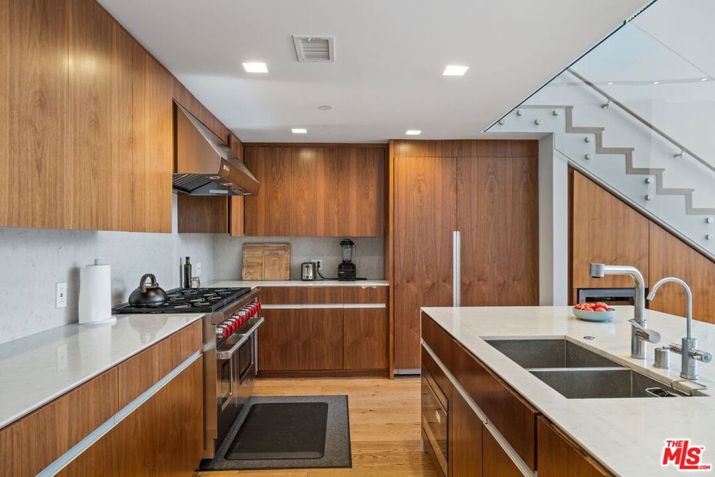 Properties 4 207 Hollister Avenue