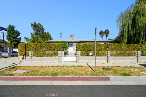 Photo of 22149 Victory Boulevard, Woodland Hills, CA 91303 (MLS # SR26226709)