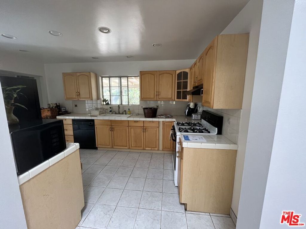 Photo of 7516 Whitaker Avenue, Van Nuys, CA 91406 (MLS # 25613307)