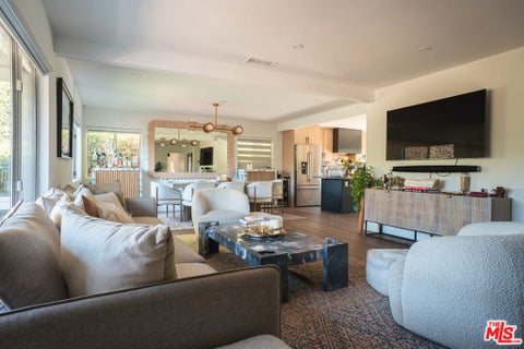 Photo of 12956 Walsh Avenue, Los Angeles, CA 90066 (MLS # 26101643)