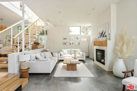 Photo of 844 California Avenue, Venice, CA 90291 (MLS # 26670805)