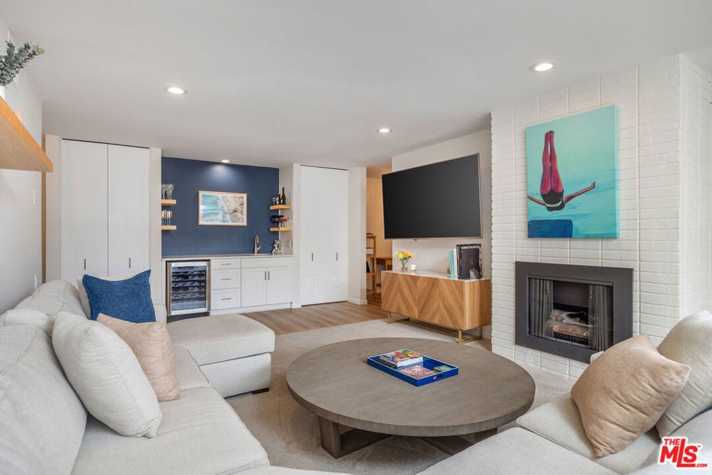 809 S Bundy Drive 205, Los Angeles CA 90049
