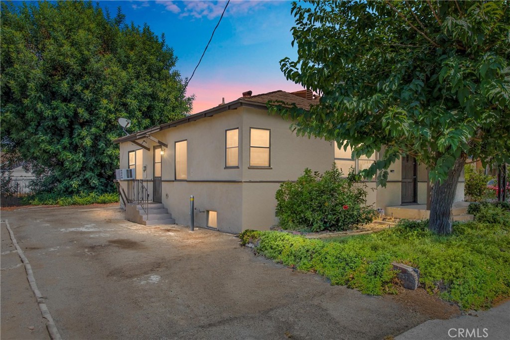 Opportunity knocks!
This is your chance to bring your tools, roll up your sleeves, and renovate this home to your own taste and style. Whether you're an investor looking for a property in a great location with good upside potential, or an owner-occupier with the skills to handle the renovation yourself, this is the perfect opportunity. Own this fantastic home on a large lot a great value. Time is of the essence!
video: https://justlistedrealestatephotography1.hd.pics/4723-Arlington-Ave/idx