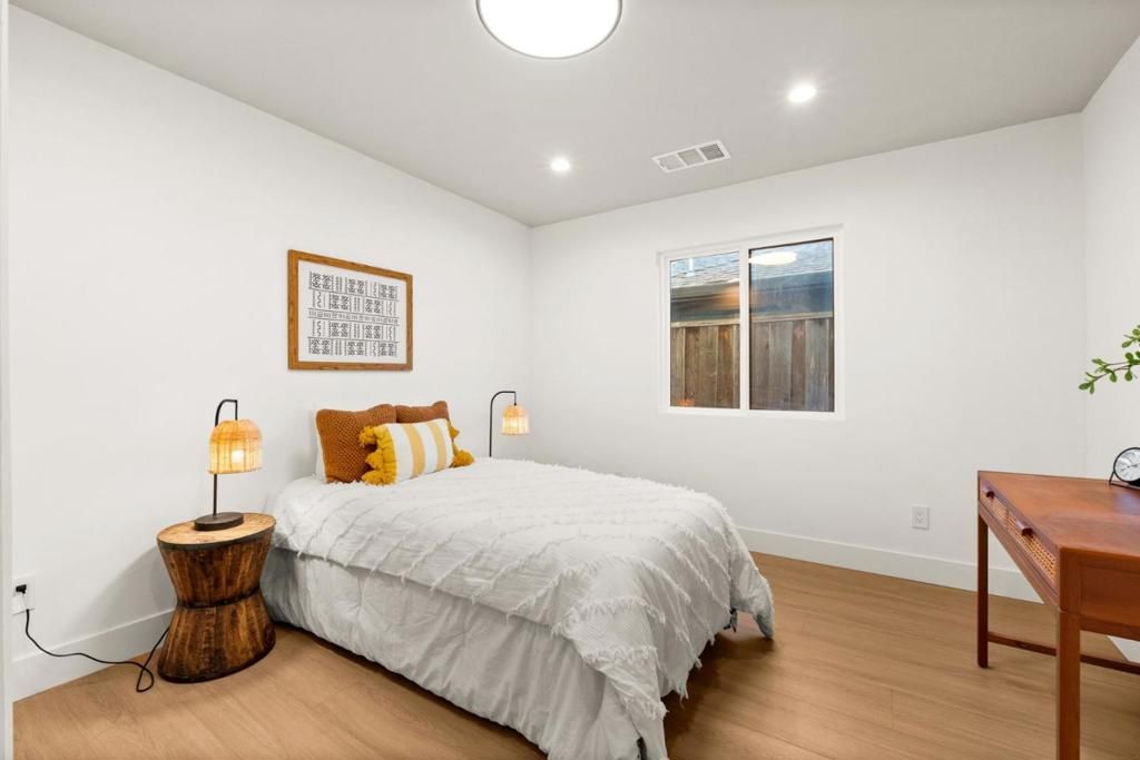 listing image 130720477490874241129