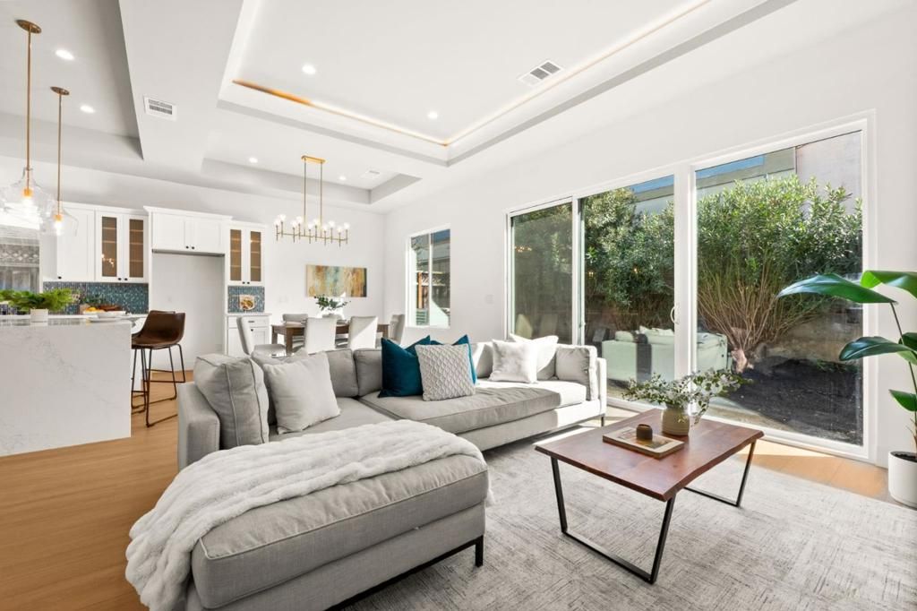 listing image 130728511585767088898