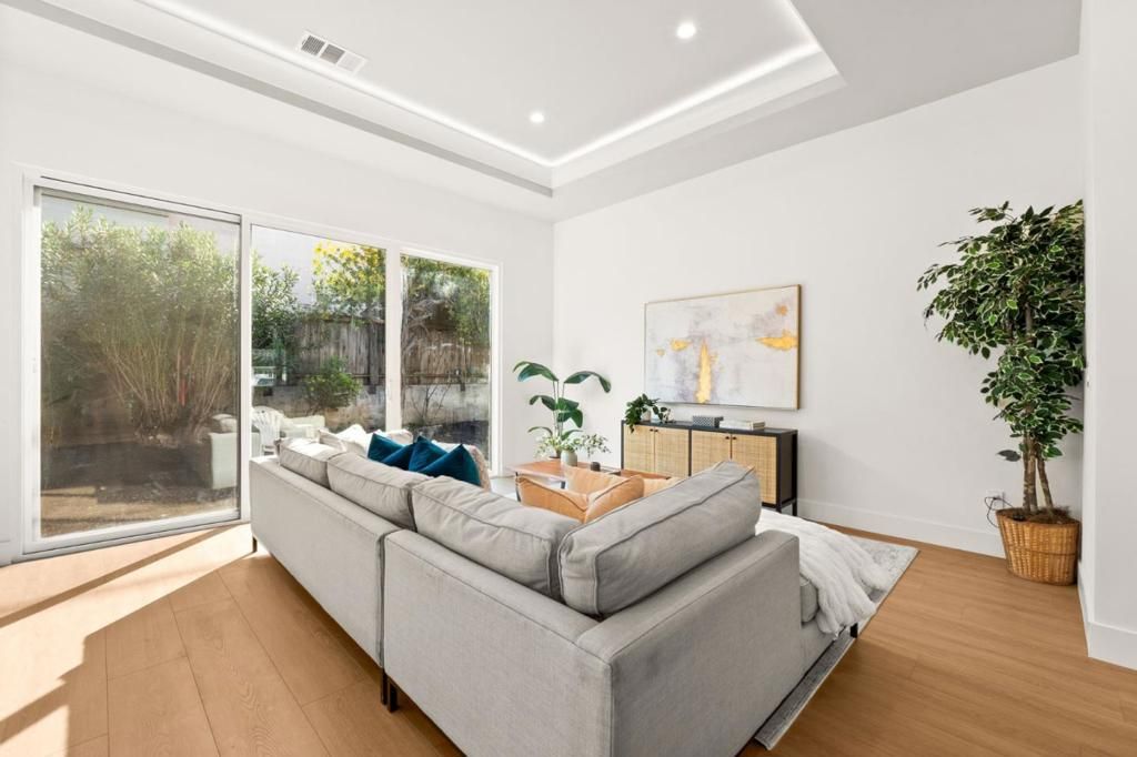 listing image 130724579608348146077