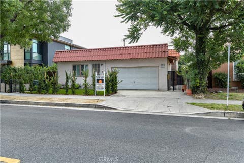 Photo of 924 W Clark AVE, Burbank, CA 91506 (MLS # GD26119026)