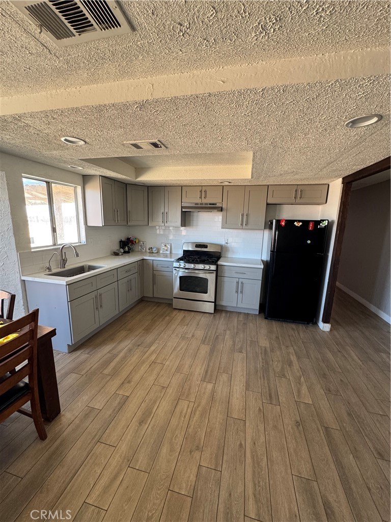 Welcome to this charming 3-bedroom, 2-bathroom, land-based manufactured home with 1,214 square feet of living space, built in 1987, located on 1.72 acres in a quiet, rural area of ??Hesperia.
Recent renovations include a kitchen with new cabinets, granite countertops, and modern flooring.
Fresh interior and exterior paint, ready for the new owner to personalize to their liking.
2-car garage + ample space for additional parking (up to 10 cars/gravel).
RV access, circular driveway, and fencing around the entire property.
Views of hills and open land allow for spaciousness and privacy.
Central heating and air conditioning.
Low-traffic location, ideal for those seeking tranquility in a rural setting. This property offers an excellent opportunity for those looking to live in the high desert with room to expand, add structures (such as a workshop or wine cellar), or enjoy outdoor hobbies. Its generous lot and layout make it ideal for those looking for more than just a home: a lifestyle.