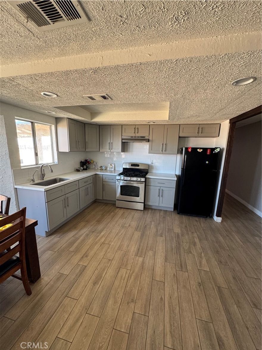 Welcome to this charming 3-bedroom, 2-bathroom, land-based manufactured home with 1,214 square feet of living space, built in 1987, located on 1.72 acres in a quiet, rural area of ??Hesperia.

Recent renovations include a kitchen with new cabinets, granite countertops, and modern flooring.

Fresh interior and exterior paint, ready for the new owner to personalize to their liking.

2-car garage + ample space for additional parking (up to 10 cars/gravel).

RV access, circular driveway, and fencing around the entire property.

Views of hills and open land allow for spaciousness and privacy.

Central heating and air conditioning.

Low-traffic location, ideal for those seeking tranquility in a rural setting. This property offers an excellent opportunity for those looking to live in the high desert with room to expand, add structures (such as a workshop or wine cellar), or enjoy outdoor hobbies. Its generous lot and layout make it ideal for those looking for more than just a home: a lifestyle.