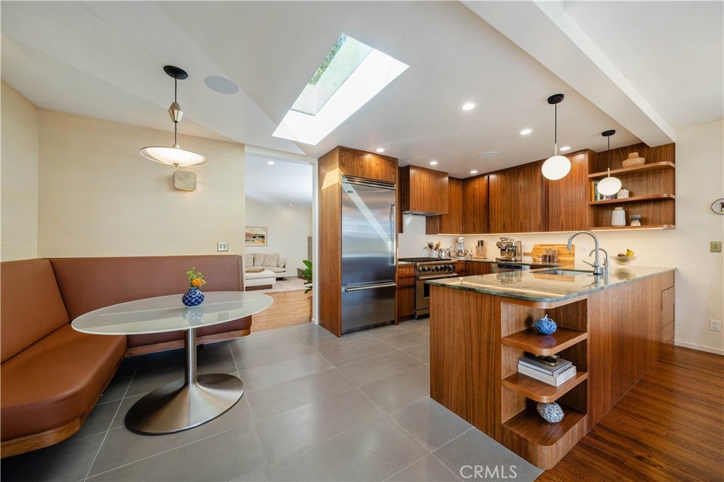 1011 W Mountain