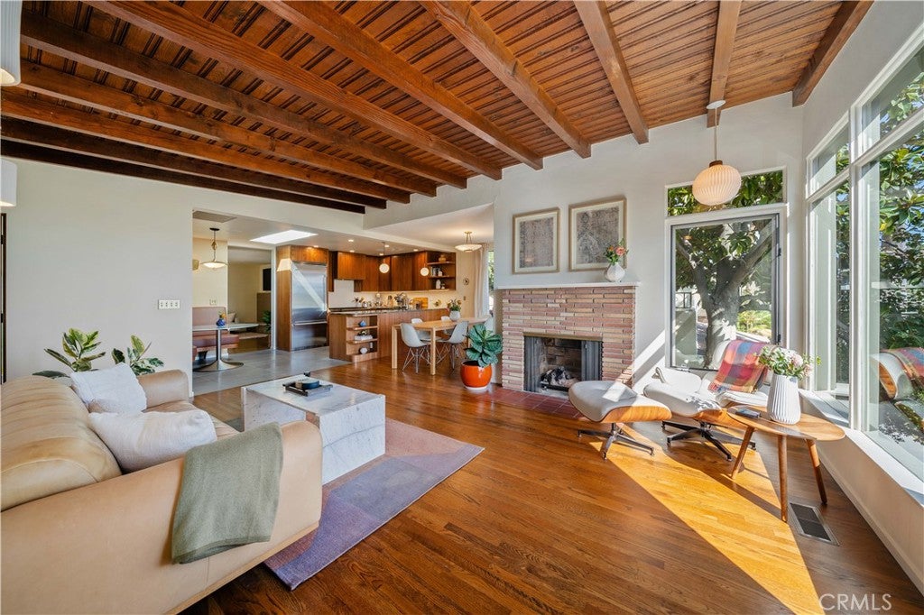 1011 W Mountain