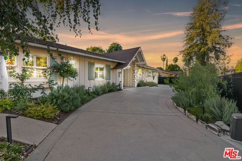 Photo of 4731 Deseret Drive, Woodland Hills, CA 91364 (MLS # 26655615)