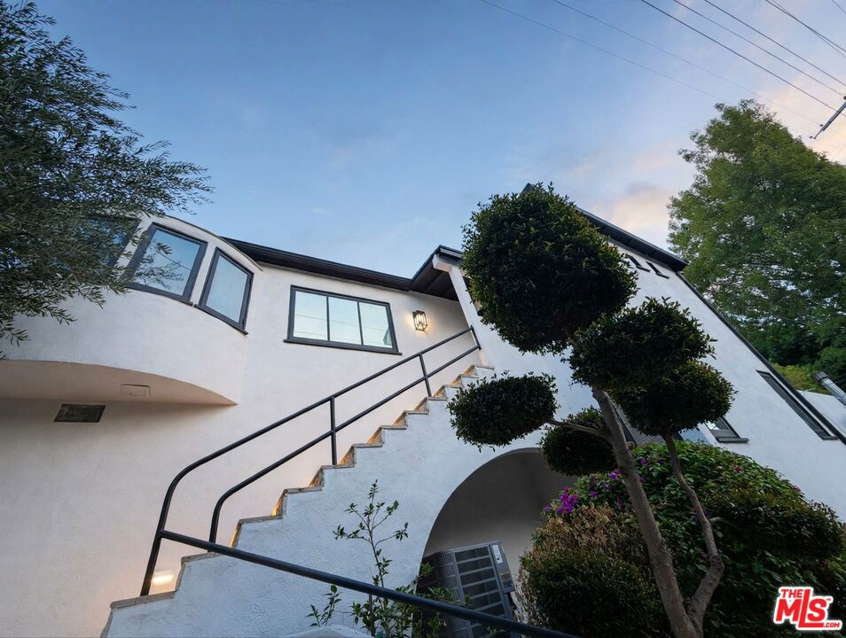2300 Benedict Canyon Drive