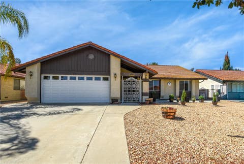 Photo of 2115 Flame Tree WAY, Hemet, CA 92545 (MLS # SW26176539)