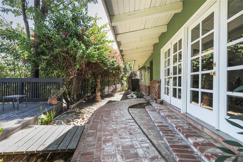 Photo of 22526 Cass Avenue, Woodland Hills, CA 91364 (MLS # SR25218328)
