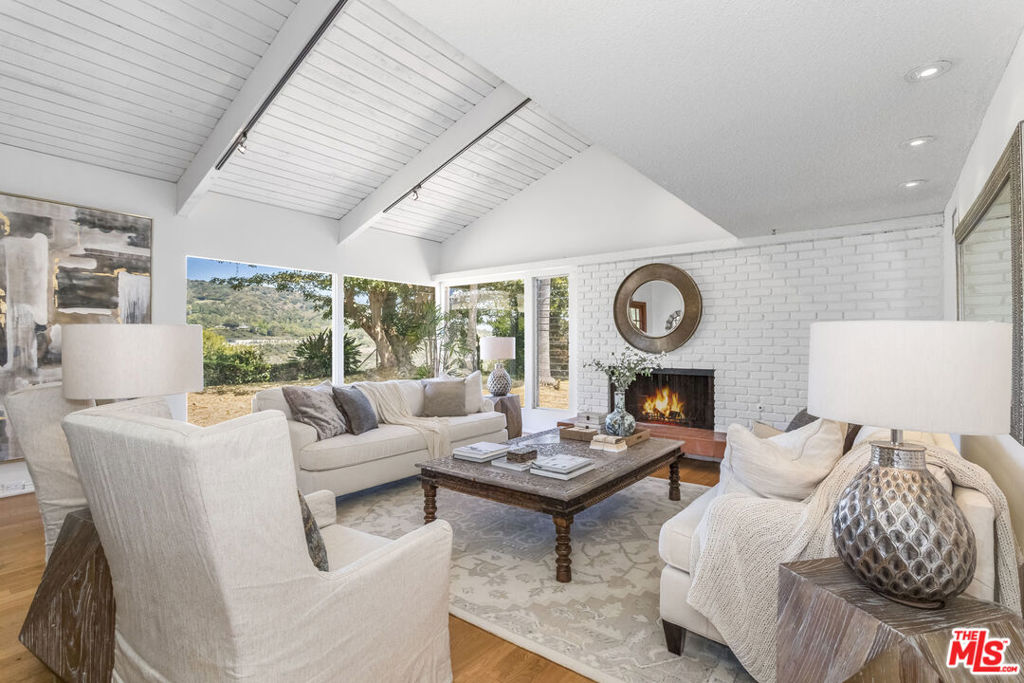 2432 BANYAN Drive