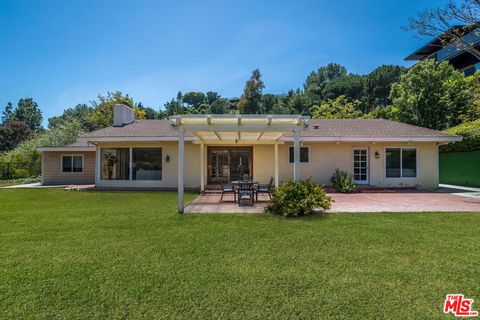 2432 BANYAN Drive Los Angeles CA 90049