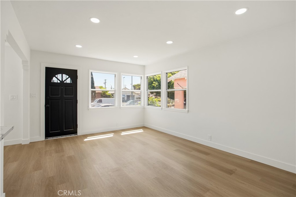 1547 W 60th Place