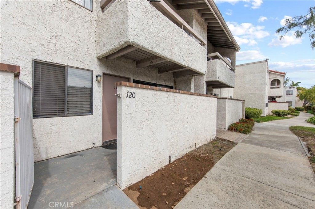Photo of 25007 Peachland Avenue #120, Newhall, CA 91321 (MLS # SR26058654)