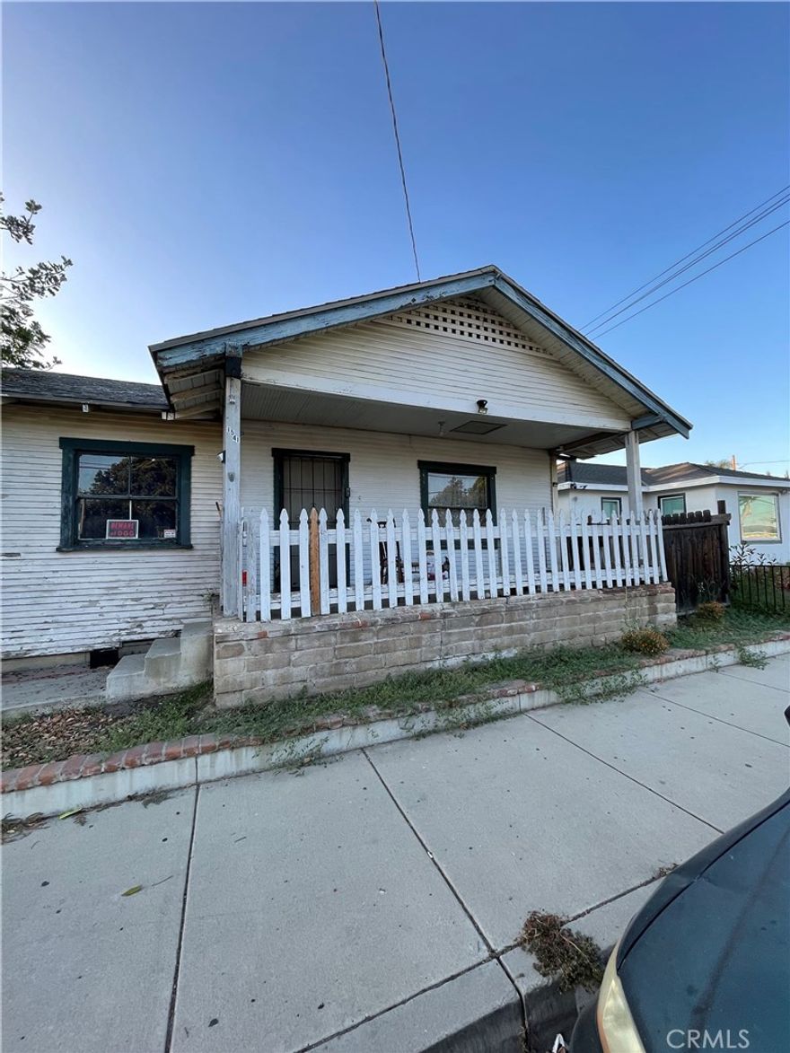 1543 W Orange Grove , Pomona. one unit with private back yard for rent. (One bedroom, One bath around 500 SF) Unbeatable Location: - Close proximity to top educational institutions - Walking distance to entertainment, dining, and shopping - Convenient access to public transportation and major airports Top Features:  Prime location in the city of Pomona - High demand for housing in the area Don't miss out!