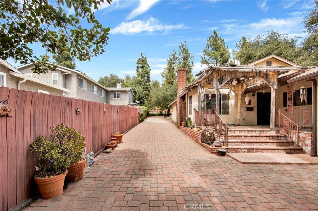 3255 Montrose