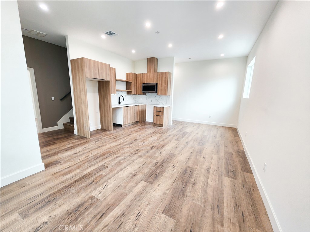 4 Beds | 3.5 Baths | 1,723 sqft | 1-Car Garage + 1 Parking Spot | Central AC and Heating 1st MONTH RENT FREE! Be the First to Live in These New Units. Completely Brand New, 4 bedrooms + 3.5 Baths, Stunning Units. New Appliances, Washer and Dryer included. Laminate Floors, Pets allowed with Pet deposit ($500 per pet). Available to see now and lease now! Located in a prime North Hollywood neighborhood, you'll have easy access to dining, shopping, entertainment, and transportation options. Experience the best of Los Angeles living right at your doorstep. Don't miss out on this incredible opportunity to own a piece of modern luxury in North Hollywood. This property won't last long, so act quickly to secure your future in this North Hollywood gem!