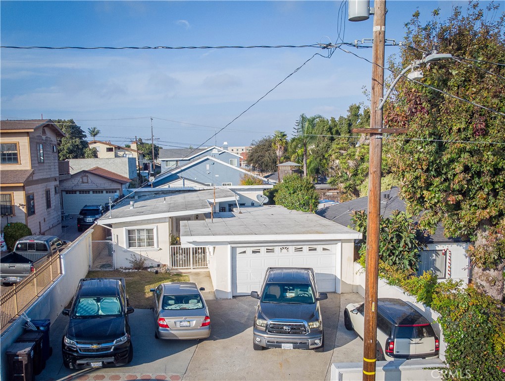 Located in the highly desirable area of Hawthorne, this well-maintained triplex offers incredible potential for both investors and homeowners. The front house features a spacious 2-bedroom, 1-bathroom layout perfect for comfortable living. The back unit is a large, free-standing studio with both front and back yards, providing a private and expansive outdoor space for relaxation or gardening. The third unit, a cozy studio attached to the garage, offers a unique living space with added convenience.
With a huge driveway that can comfortably accommodate up to four cars, plus the added benefit of garage space for storage or additional needs, this property is a true gem. The units may need a little TLC, but the location and flexibility make this a rare find in Hawthorne.
Don’t miss out on this incredible opportunity to own in one of the most sought-after neighborhoods in the area!