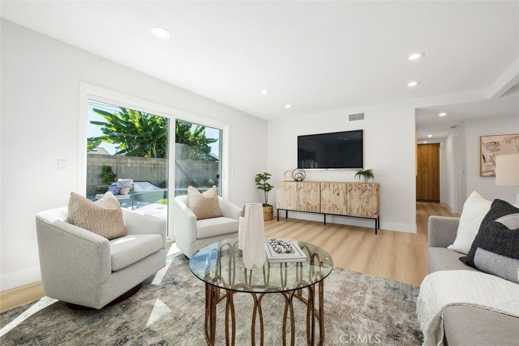 Photo of 16652 Busby Ln, Huntington Beach, CA 92647 (MLS # OC25241985)