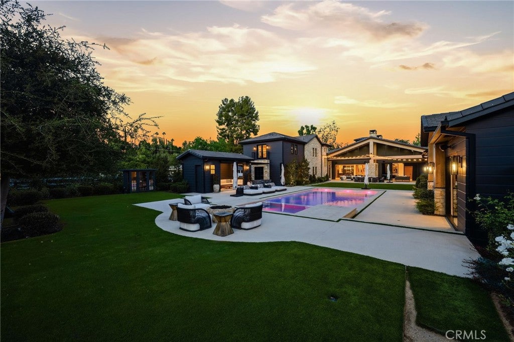5241 Twin Oaks