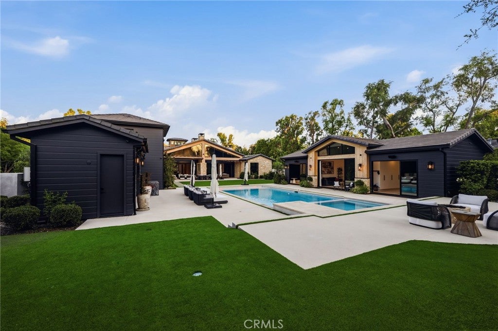 5241 Twin Oaks