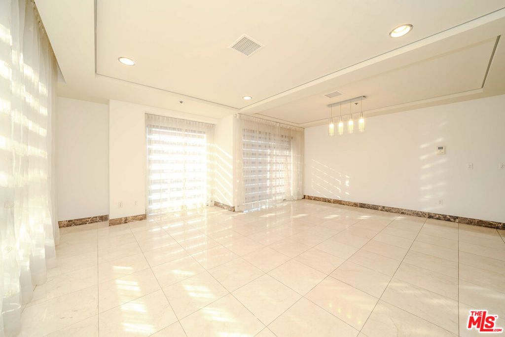 Photo of 702 S Serrano Avenue #501, Los Angeles, CA 90005 (MLS # 26638573)