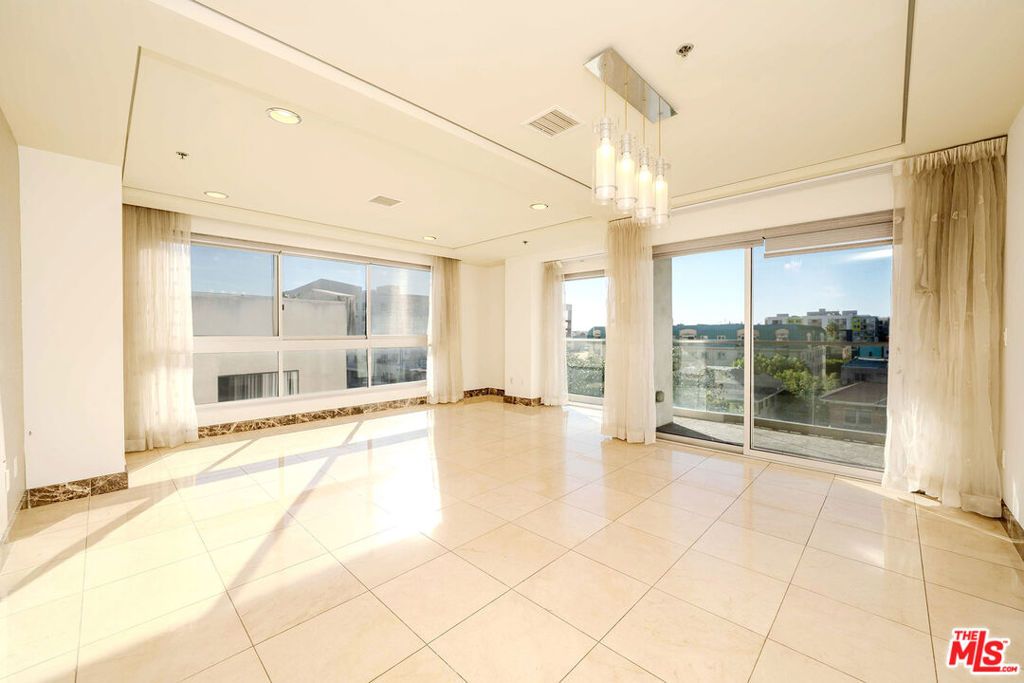 Photo of 702 S Serrano Avenue #501, Los Angeles, CA 90005 (MLS # 26638573)