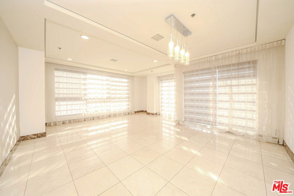 Photo of 702 S Serrano Avenue #501, Los Angeles, CA 90005 (MLS # 26638573)