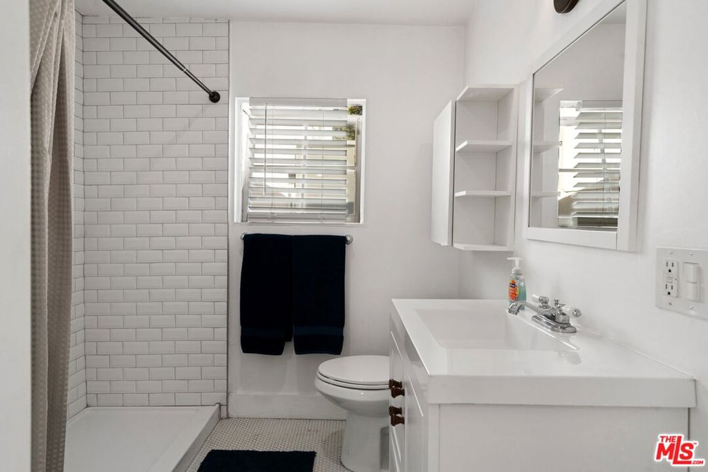 Properties 3 2165 Valentine Street 1-3