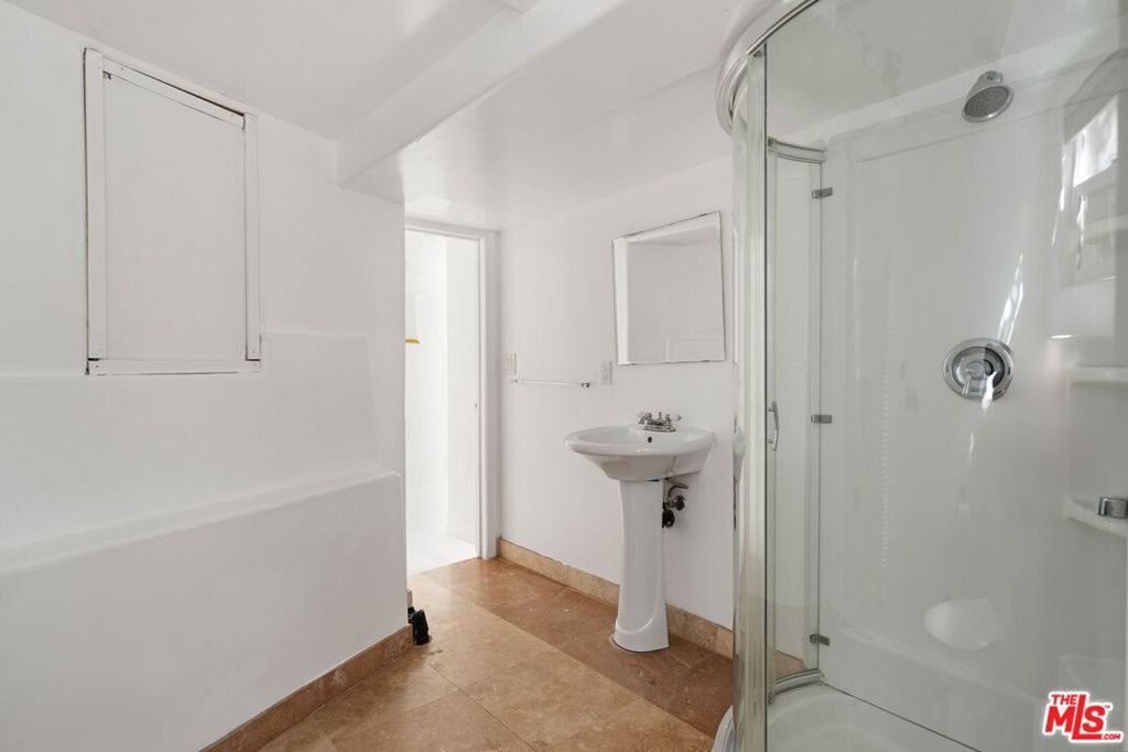 Properties 4 2165 Valentine Street 1-3