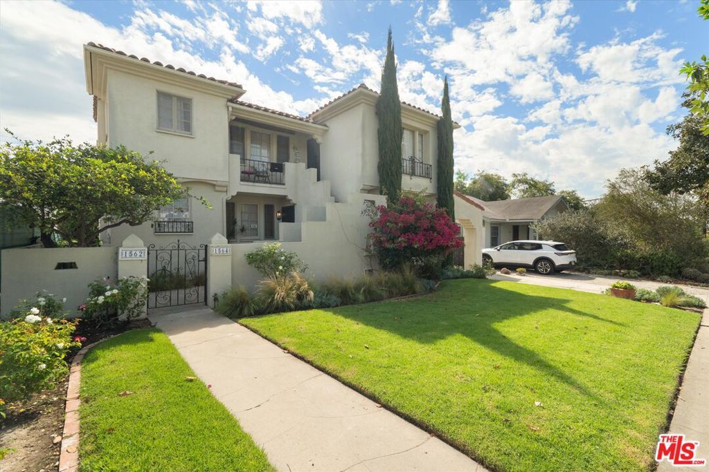 Photo of 1562 S Genesee Avenue, Los Angeles, CA 90019 (MLS # 25598059)
