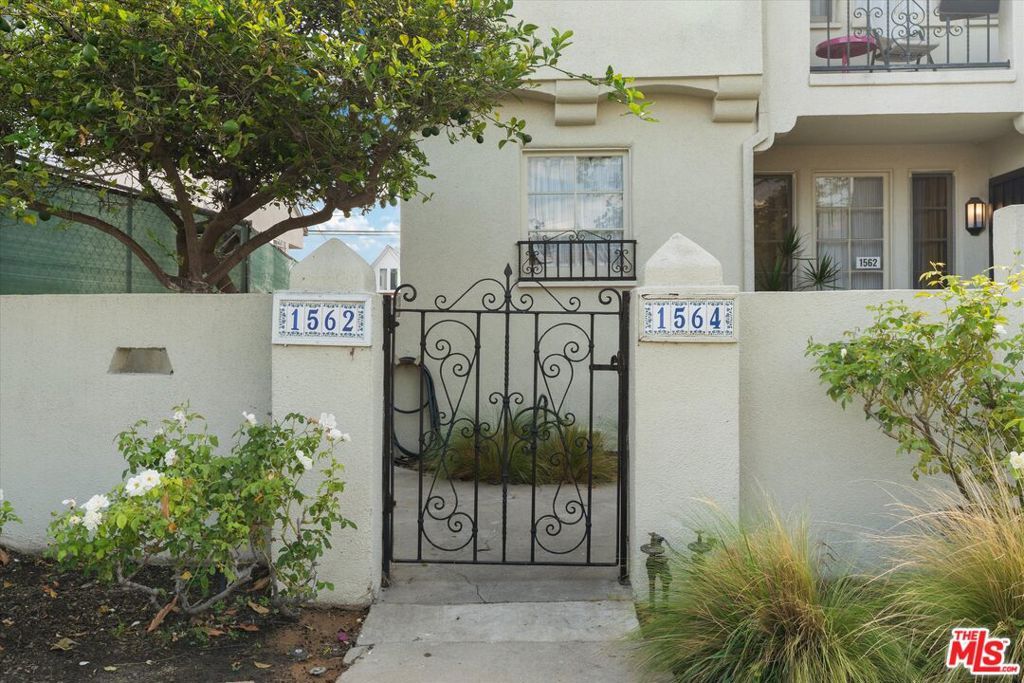 Photo of 1562 S Genesee Avenue, Los Angeles, CA 90019 (MLS # 25598059)