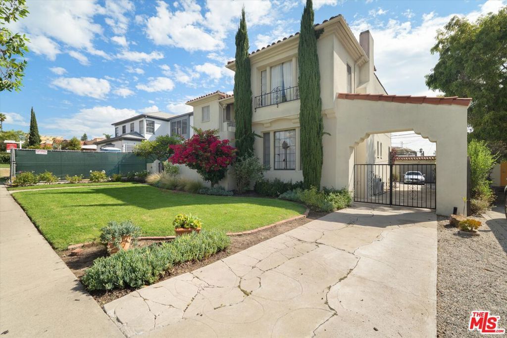 Photo of 1562 S Genesee Avenue, Los Angeles, CA 90019 (MLS # 25598059)