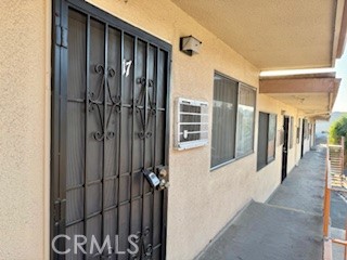 Newly remodeled unit #7 with two AC. Refrigerator in unit #17. Unit #16 also available. Clot to 110 Freeway and major freeways, Dodger Stadium, DTLA, USC Keck, and Old Town Pasadena. Laundry on site.