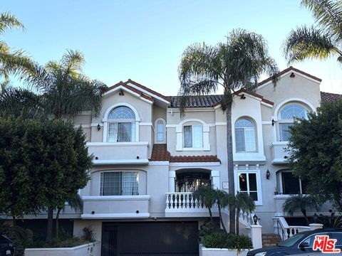 Photo of 1076 S Orange Grove Avenue #10, Los Angeles, CA 90019 (MLS # 26634509)