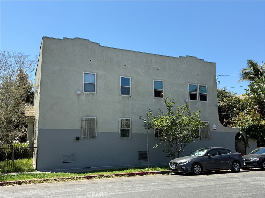 881 N Oxford Avenue