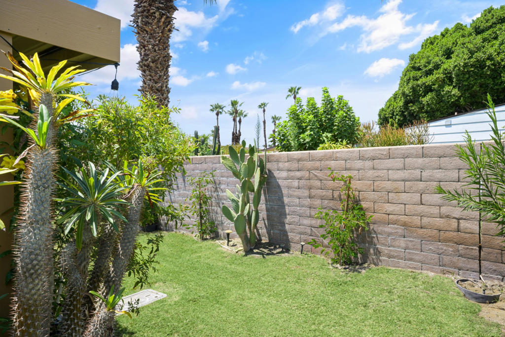 Desert Sands Mobile - Manufactured In Park