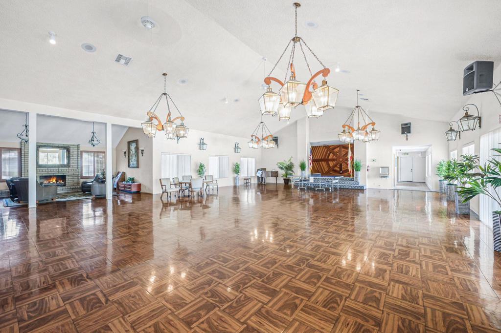 Desert Sands Mobile - Manufactured In Park