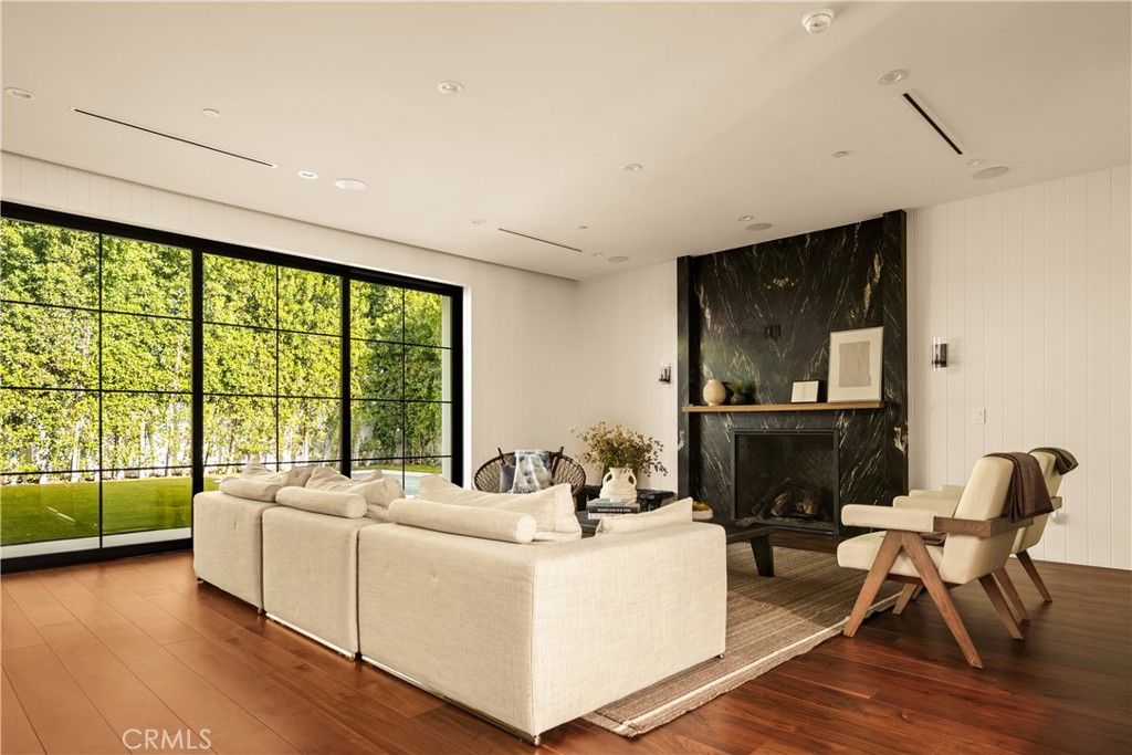 Photo of 4930 Edgerton Avenue, Encino, CA 91436 (MLS # SR26045278)