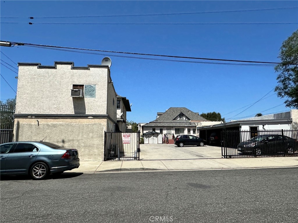 702 N Garey