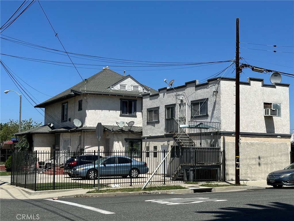 702 N Garey