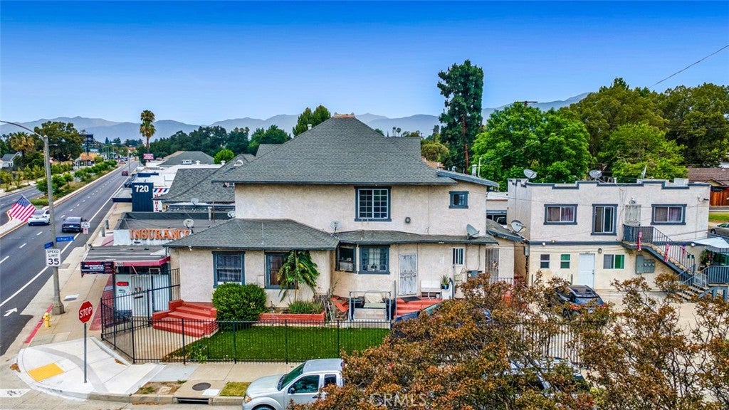 702 N Garey