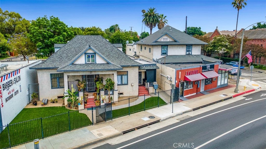 702 N Garey